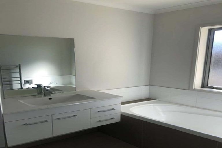 Photo of property in 71 Fields Parade, Oteha, Auckland, 0632