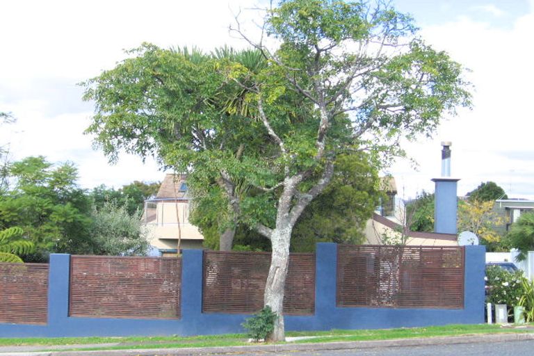 Photo of property in 2/34 Eastern Beach Road, Eastern Beach, Auckland, 2012