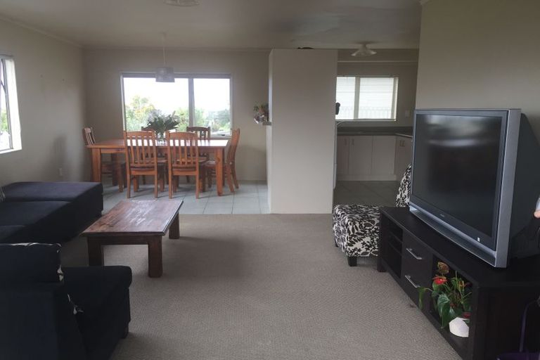 Photo of property in 2/36 Elizabeth Drive, West Harbour, Auckland, 0618