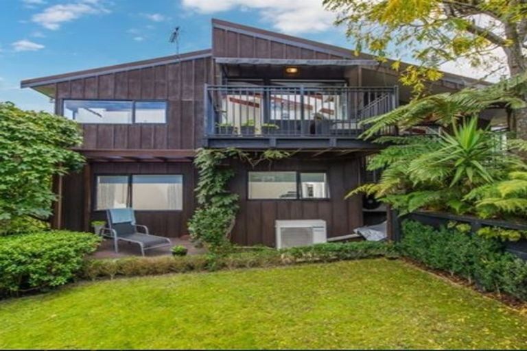 Photo of property in 2/881 East Coast Road, Northcross, Auckland, 0632