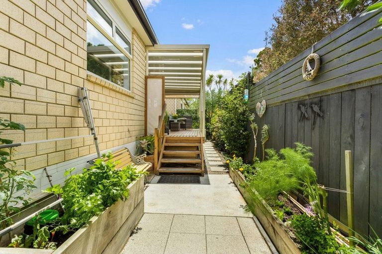 Photo of property in 10 Waitaha Close, Orewa, 0931