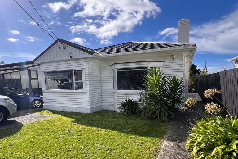Photo of property in 123 Queens Drive, Lyall Bay, Wellington, 6022