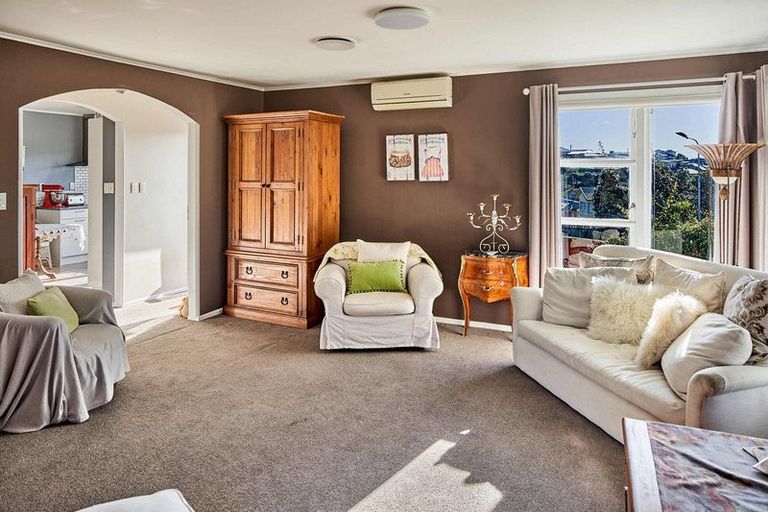 Photo of property in 76 Grays Road, Camborne, Porirua, 5026