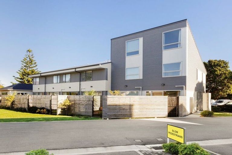 Photo of property in 11/2 Stone Street, Miramar, Wellington, 6022