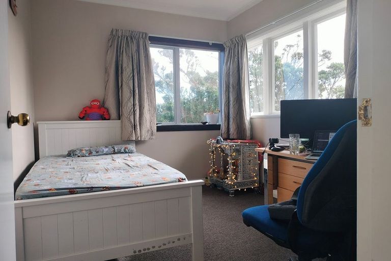 Photo of property in 11 Miles Crescent, Newlands, Wellington, 6037