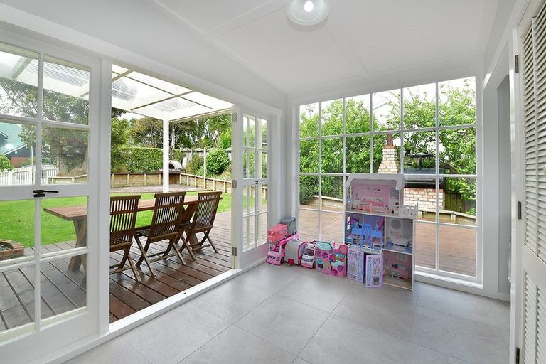 Photo of property in 2 St James Avenue, Helensville, 0800