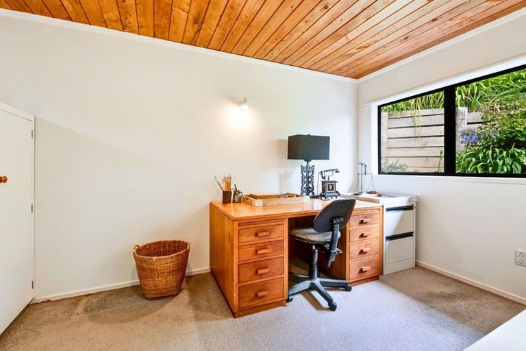 Photo of property in 10 Chelverton Terrace, Red Beach, 0932