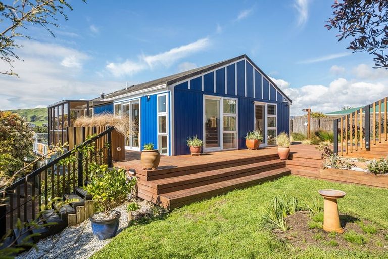 Photo of property in 2/11 Mervyn Place, Plimmerton, Porirua, 5026