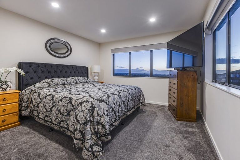 Photo of property in 76 Twin Parks Rise, Papakura, 2110