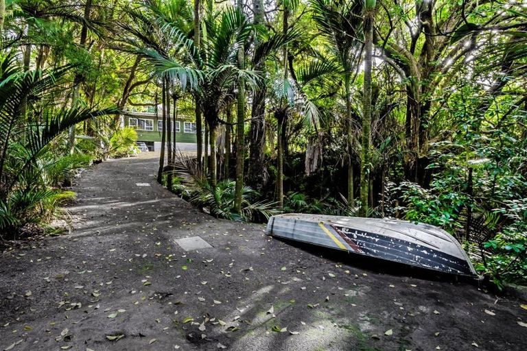 Photo of property in 323 Glenfield Road, Glenfield, Auckland, 0629