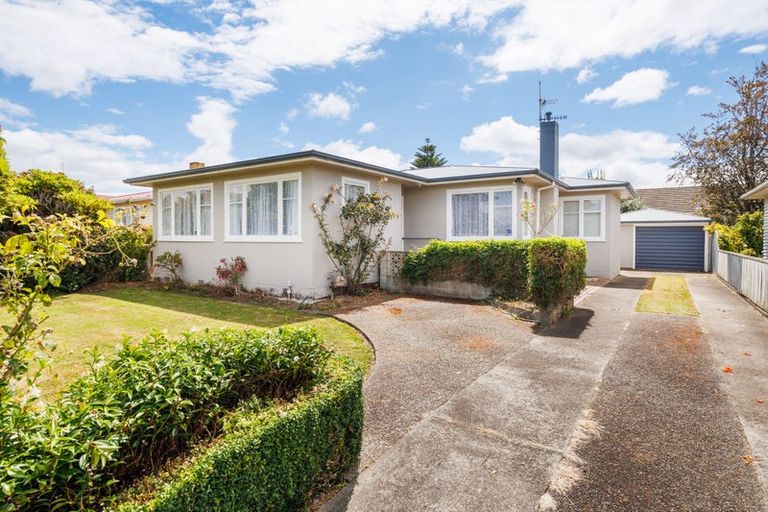 Photo of property in 27 Pembroke Street, Highbury, Palmerston North, 4412