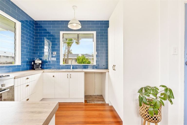 Photo of property in 10 Murray Road, Te Atatu Peninsula, Auckland, 0610