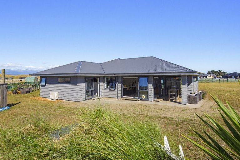 Photo of property in 21 Mowhia Grove, Waitarere, Levin, 5510