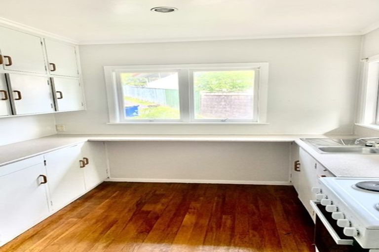 Photo of property in 1/6 Catalina Crescent, Forrest Hill, Auckland, 0620