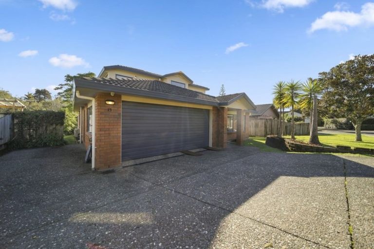 Photo of property in 15 Renlee Place, Shelly Park, Auckland, 2014