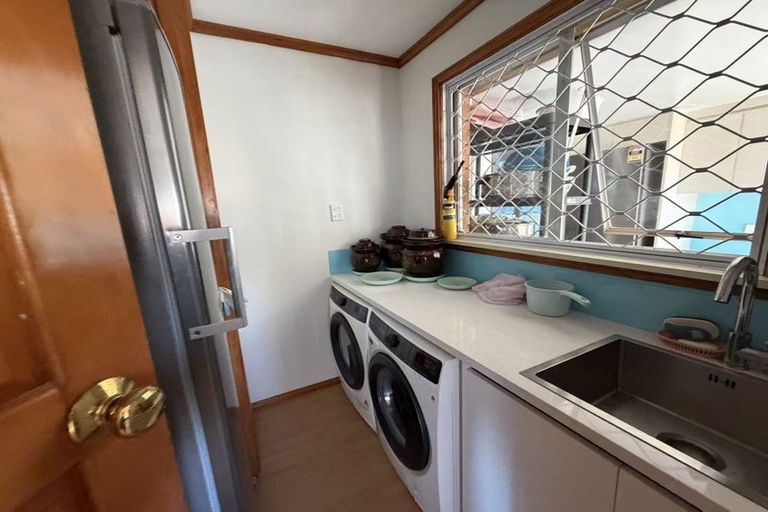 Photo of property in 12 Verena Place, Green Bay, Auckland, 0604