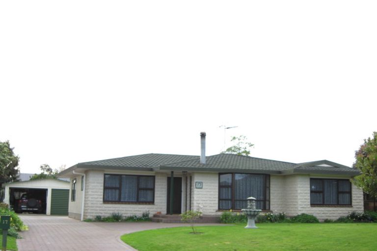 Photo of property in 17 Deakin Place, Clive, 4102