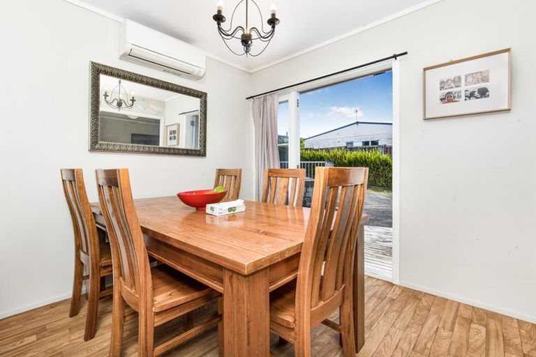 Photo of property in 86 Rosewarne Crescent, Glendene, Auckland, 0602