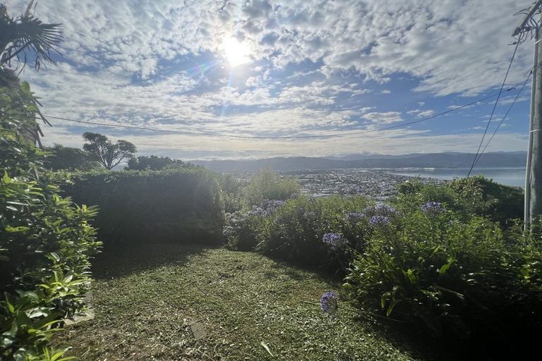 Photo of property in 28 Singers Road, Korokoro, Lower Hutt, 5012