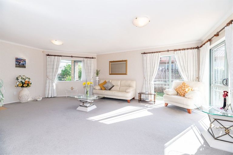 Photo of property in 8 Ryehill Close, New Lynn, Auckland, 0600