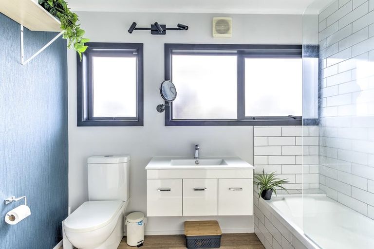 Photo of property in 77 Gilbass Avenue, Hamilton Lake, Hamilton, 3204