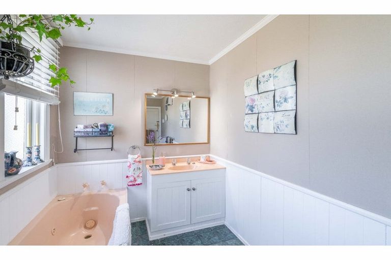 Photo of property in 127 Princes Street, Strathern, Invercargill, 9812