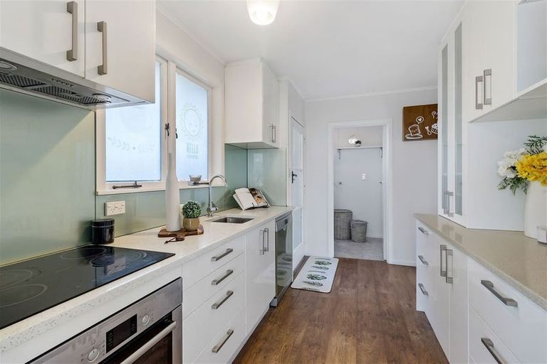 Photo of property in 32 Kirrie Avenue, Te Atatu South, Auckland, 0610