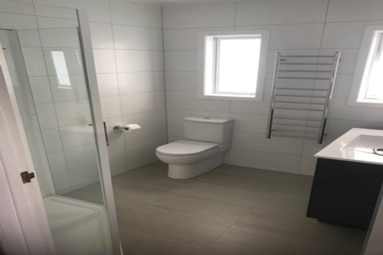 Photo of property in 2/9 Lex Avenue, Green Bay, Auckland, 0604