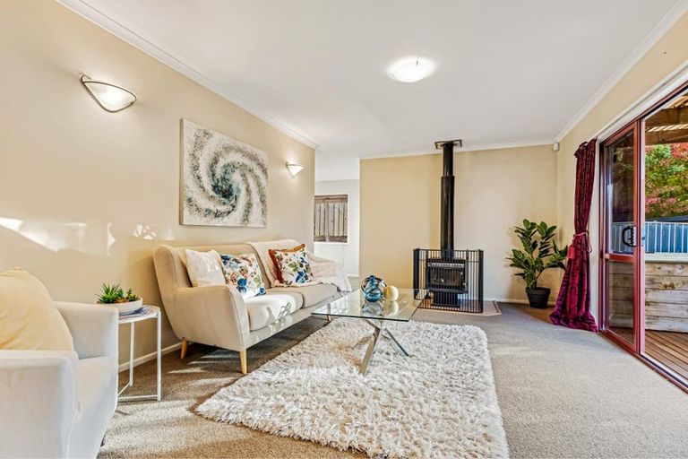 Photo of property in 9 Queen Natalie Place, Massey, Auckland, 0614