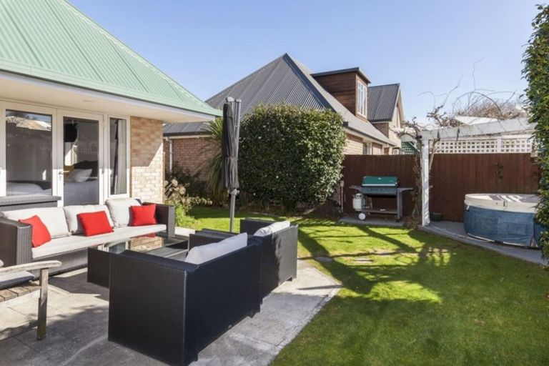 Photo of property in 2/37 Avonhead Road, Avonhead, Christchurch, 8042