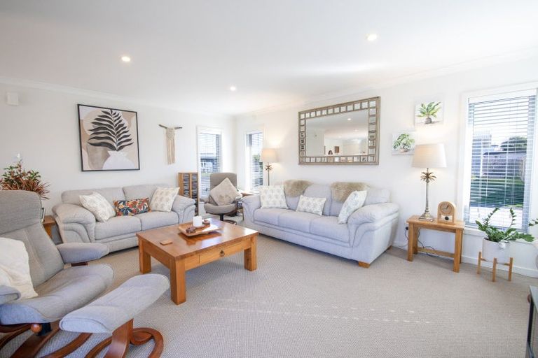 Photo of property in 2 Gregory Grove, Clive, 4102