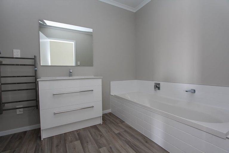 Photo of property in 27a Southsea Crescent, Silverdale, Hamilton, 3216