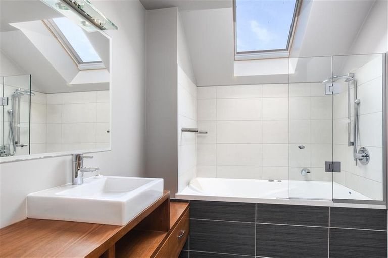 Photo of property in 17 Cornwall Street, Vauxhall, Dunedin, 9013