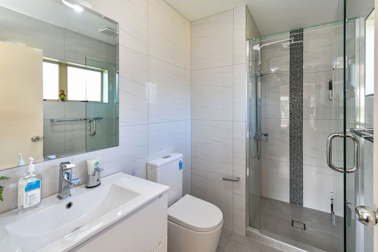 Photo of property in 1 Loughinisland Place, Weymouth, Auckland, 2103