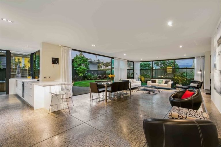 Photo of property in 4a Norwood Road, Bayswater, Auckland, 0622