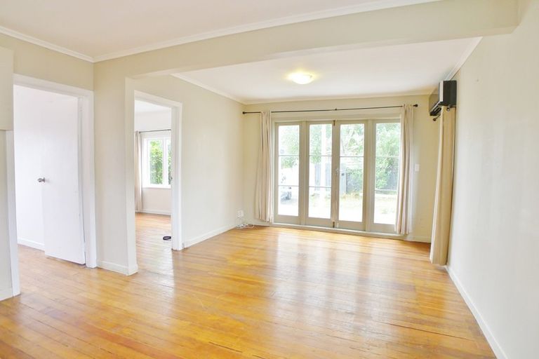 Photo of property in 127 View Road, Sunnyvale, Auckland, 0612