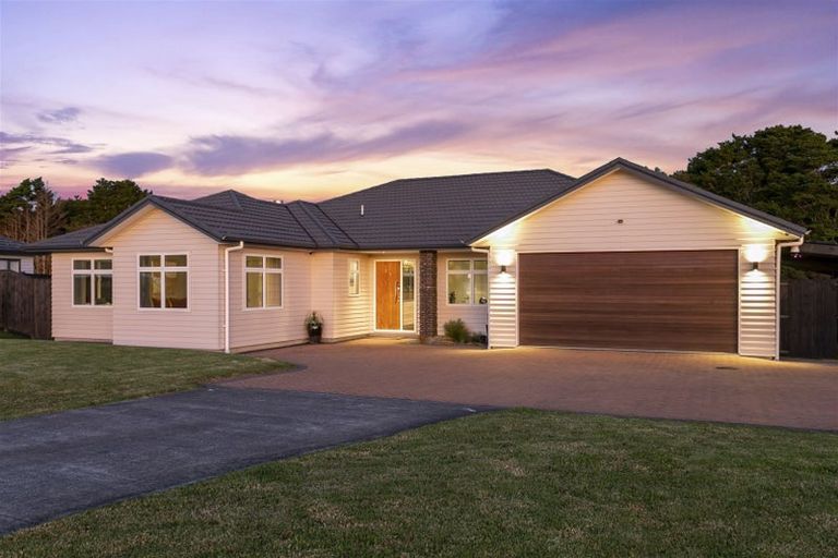 Photo of property in 21 Kahika Grove, Huapai, Kumeu, 0810