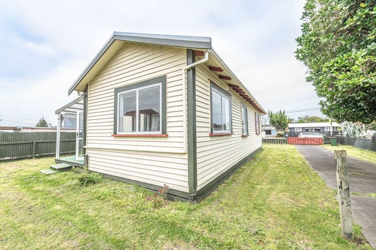 Photo of property in 184 Cornfoot Street, Castlecliff, Whanganui, 4501
