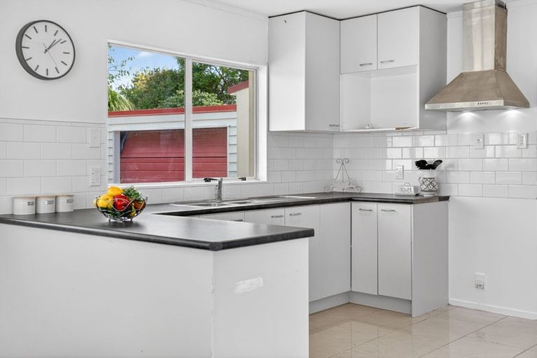 Photo of property in 10 Wairua Place, Pukekohe, 2120