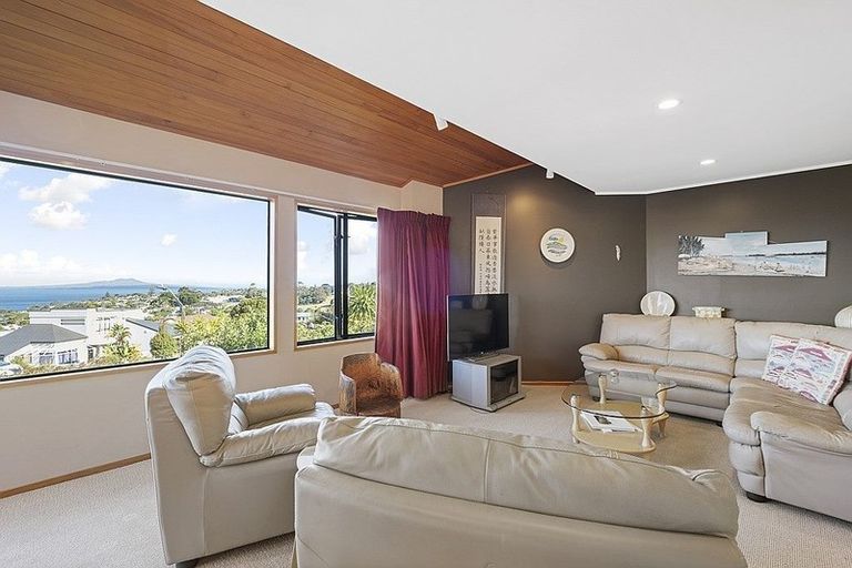 Photo of property in 11 Calypso Place, Rothesay Bay, Auckland, 0630