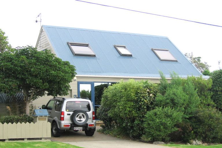 Photo of property in 16 Rua Road, Paraparaumu Beach, Paraparaumu, 5032