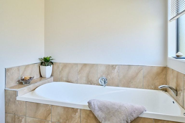 Photo of property in 21 View Road, Titahi Bay, Porirua, 5022