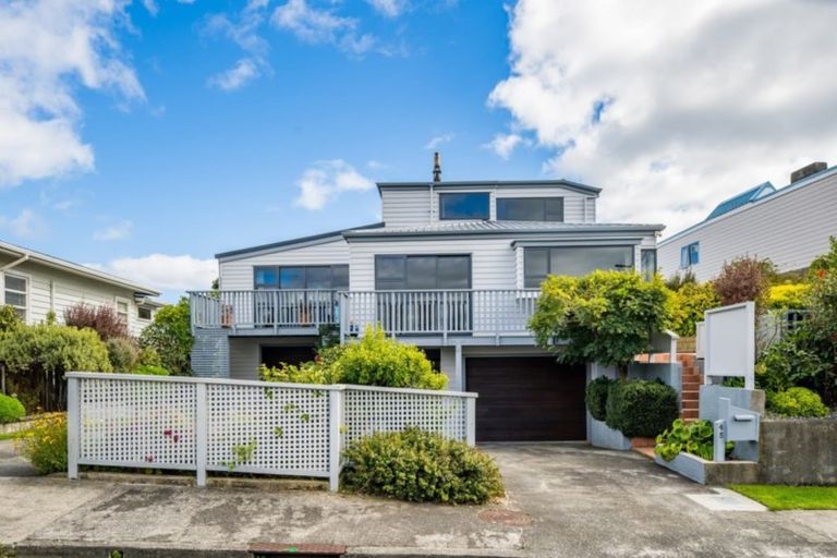 Photo of property in 45 Mana View Road, Paremata, Porirua, 5026