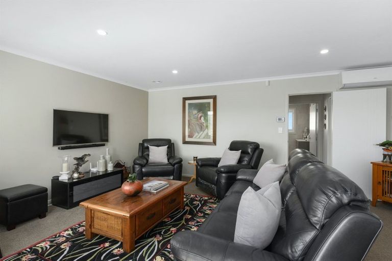 Photo of property in 86 Queen Charlotte Drive, Aotea, Porirua, 5024