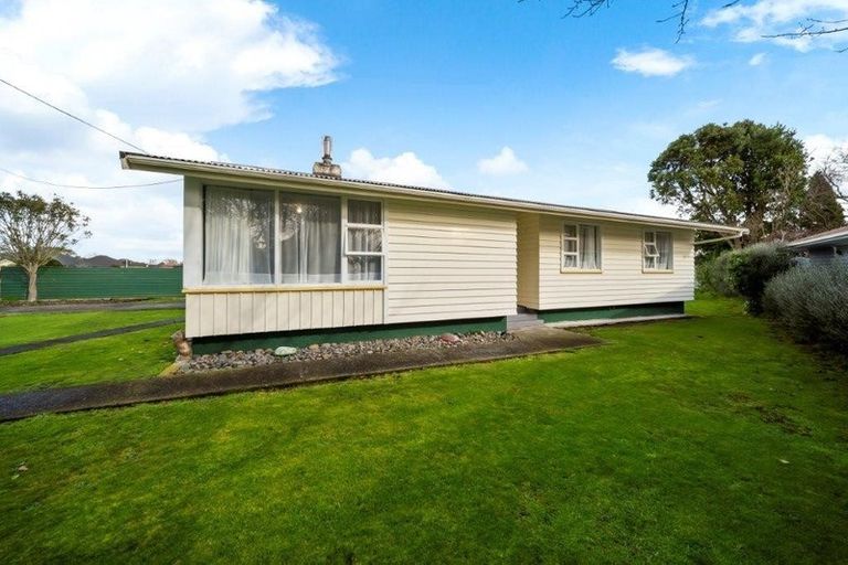 Photo of property in 6 Kauri Crescent, Hawera, 4610