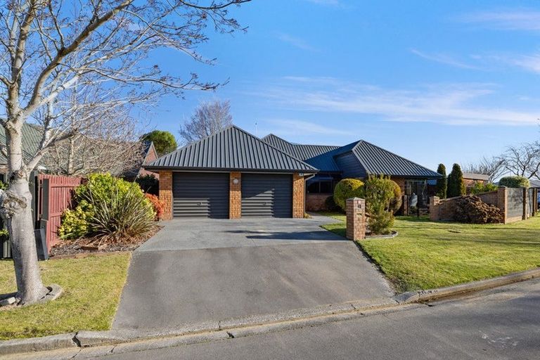 Photo of property in 8 Brockhall Lane, Avonhead, Christchurch, 8042