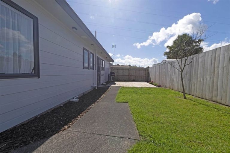 Photo of property in 3 Lori Place, Massey, Auckland, 0614