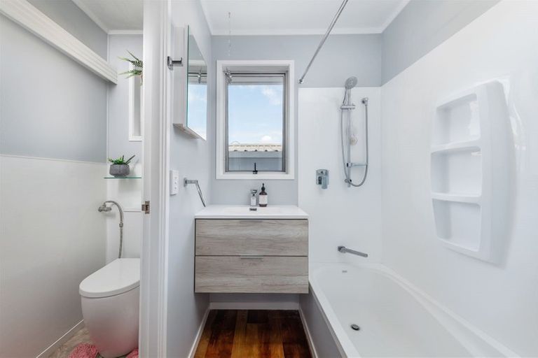 Photo of property in 62 Chilcott Road, Henderson, Auckland, 0612