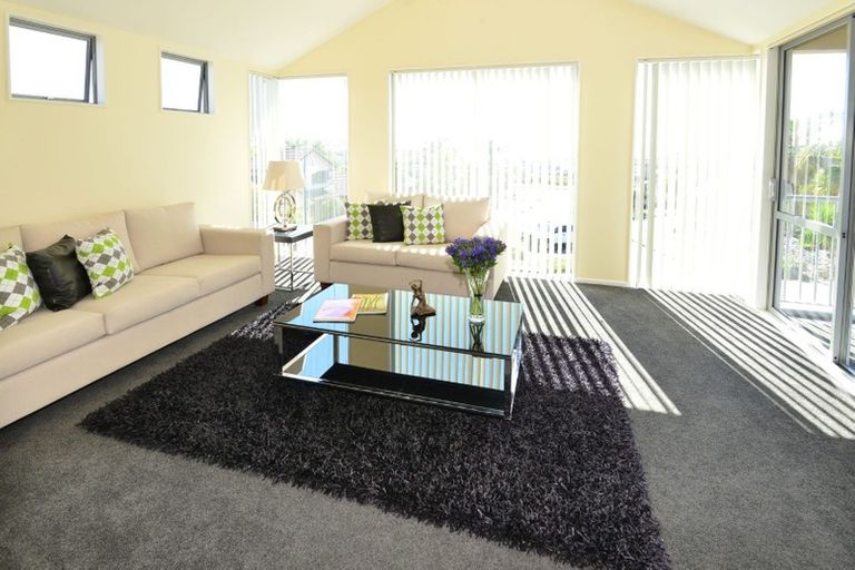 Photo of property in 10 Lupetti Rise, West Harbour, Auckland, 0618