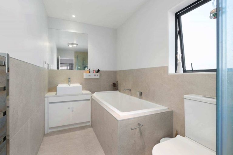 Photo of property in 40 Bordeaux Parade, Te Atatu South, Auckland, 0610